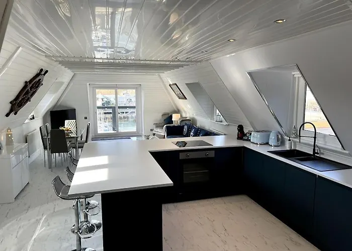 Luxury Detached House In Torquay Marina